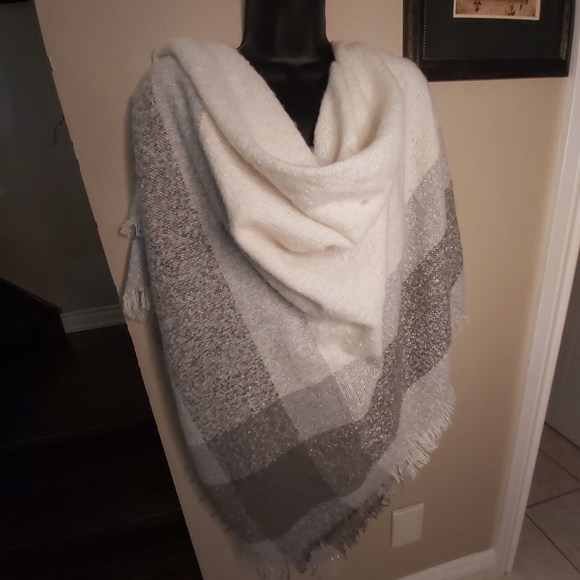 Oversized grey & white Scarf - Picture 11 of 13
